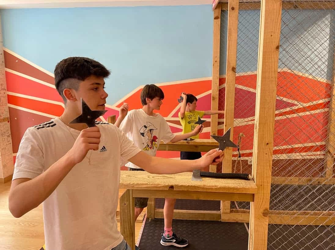 Lanzar hachas una de los mejores planes que hacer con niños en Madrid en verano