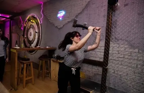 A player throwing an axe at the target at Urban Safari Madrid