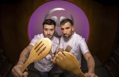 Equipo cocinando contrarreloj en MegaChef, team building en Alicante